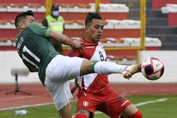Bolivia's Rodrigo Ramallo (L) and