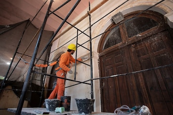 Para restaurar la pintura de la fachada del Mercado de Mataderos, se impulsó una labor exhaustiva que abarcó tanto fuentes documentales como estudios técnicos