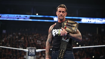 CM Punk podría perderse la gira por México tras terminar lesionado en WWE SmackDown | Video