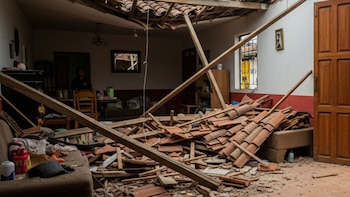 Hombre murió aplastado por el techo de su vivienda: se le cayó encima cuando estaba descansando
