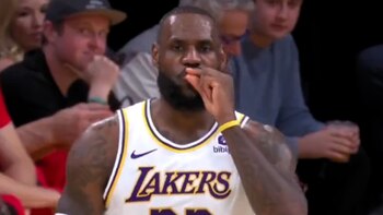 El peculiar gesto de LeBron James en el triunfo de los Lakers que generó polémica en la NBA
