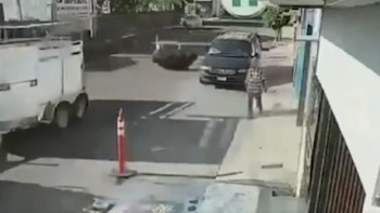 ¡México vence a la IA! Captan momento en que un toro cae de una camioneta y corre descontrolado por calles de Michoacán
