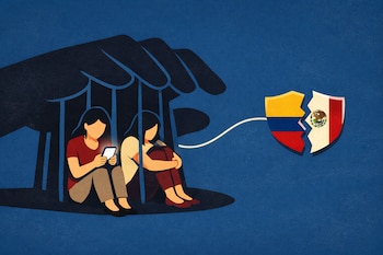 Dos mujeres estilizadas sentadas, una mano gigante sobre ellas formando barrotes. Una mujer usa un teléfono conectado a un escudo partido con banderas de Colombia y México.