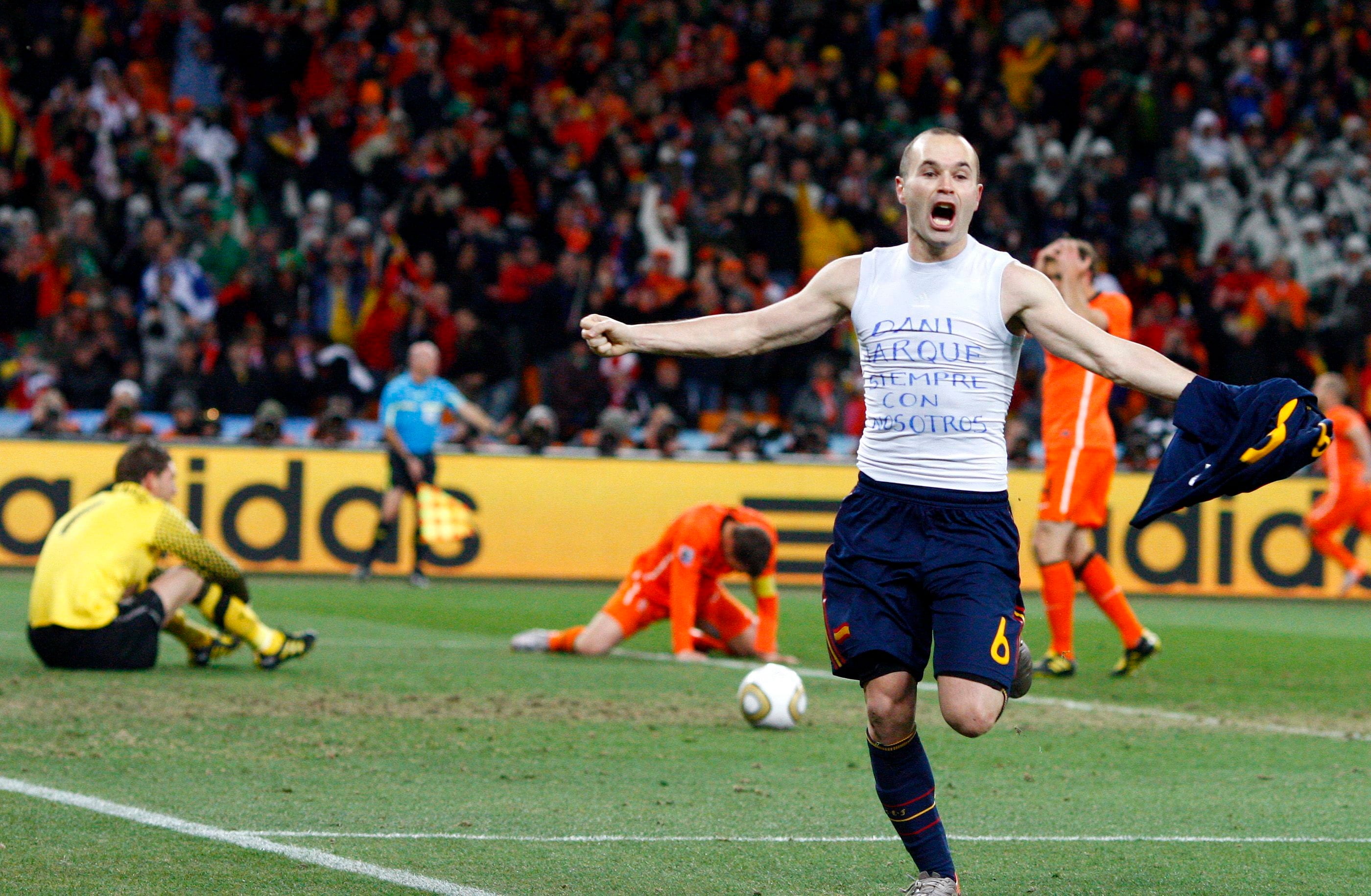 Así fue la victoria de España en la final del Mundial de 2010: un partido aburrido y con récord de tarjetas que Iniesta resolvió en el último momento