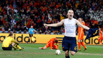 Así fue la victoria de España en la final del Mundial de 2010: un partido aburrido y con récord de tarjetas que Iniesta resolvió en el último momento