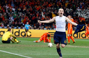El centrocampista español Andrés Iniesta