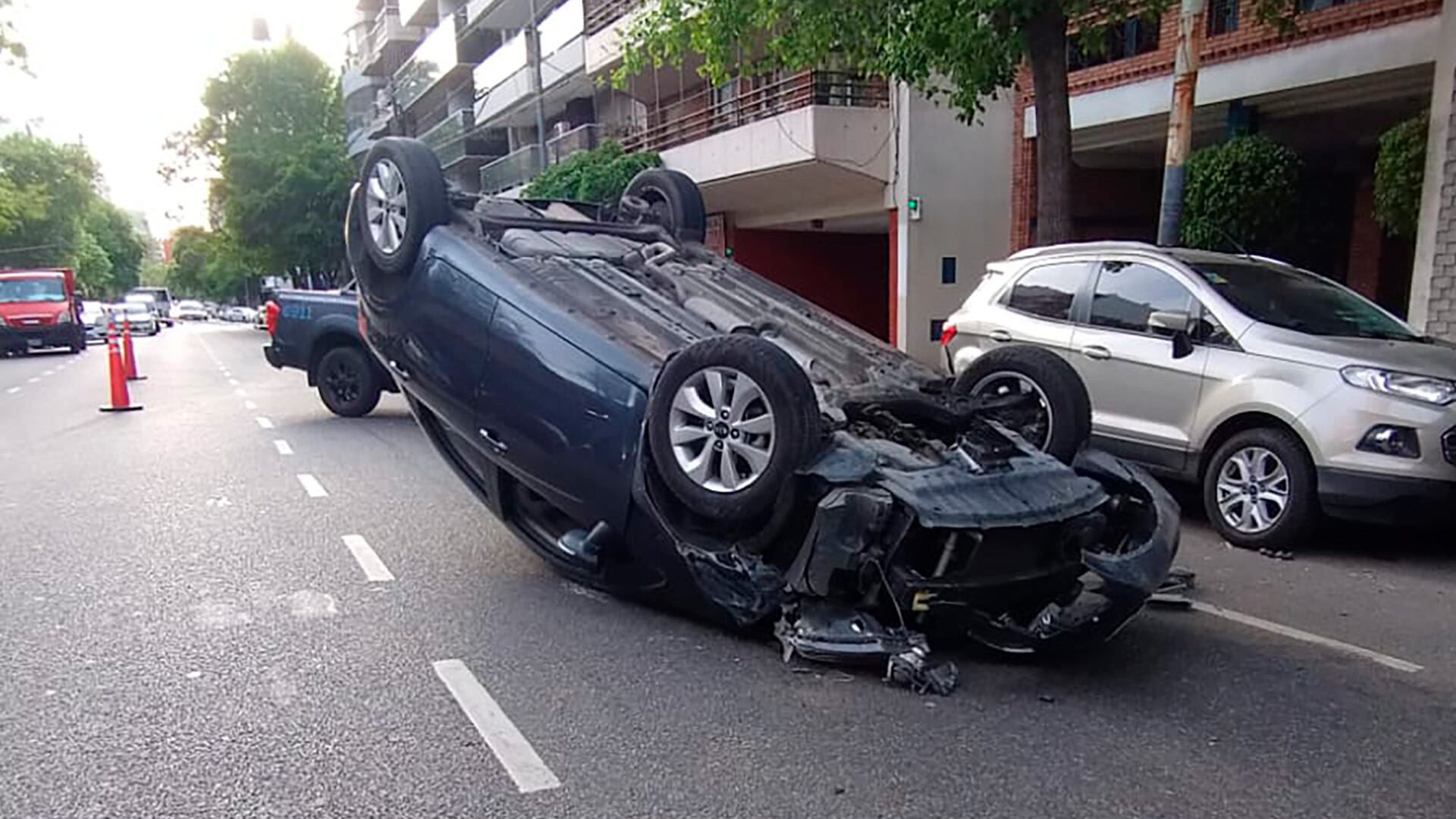 El vehículo aún dado vuelta en la avenida Juan Bautista Alberdi, en el barrio de Caballito