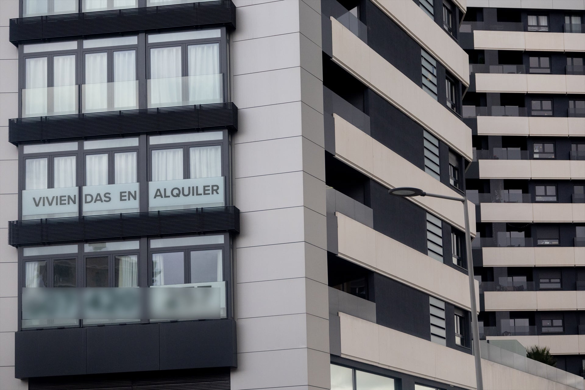 Anuncio de viviendas en alquiler, en el barrio de Castellana de Madrid. Eduardo Parra / Europa Press