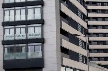 Anuncio de viviendas en alquiler, en el barrio de Castellana de Madrid. Eduardo Parra / Europa Press