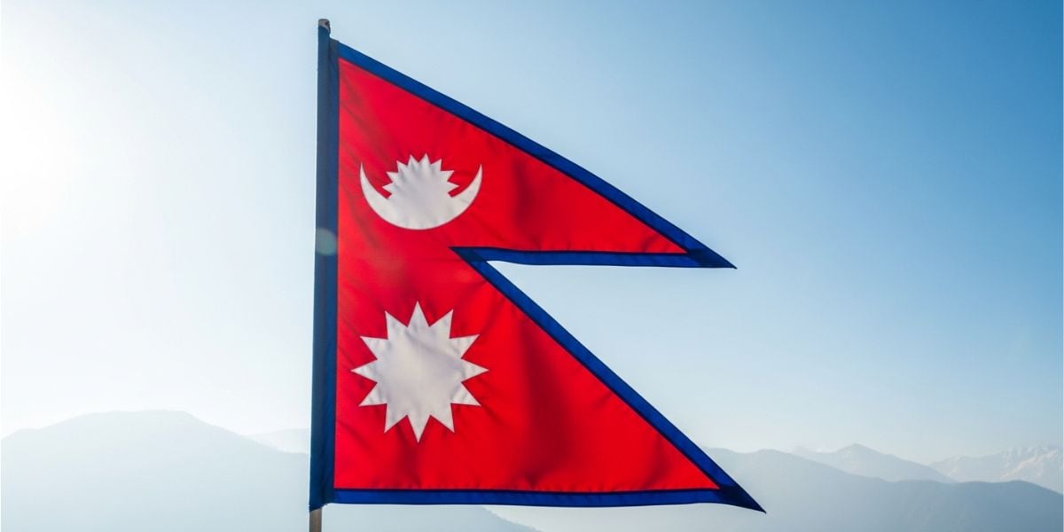 La bandera de Nepal integra sol y luna como emblemas de esperanza y permanencia, simbolizando la hermandad y la unión de opuestos (Imagen Ilustrativa Infobae)