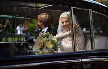 Como indica la tradición Lady Gabriella quiso llevar velo -de 6 metros- cubriendo su rostro. Lució también la espectacular tiara City of London en oro y plata