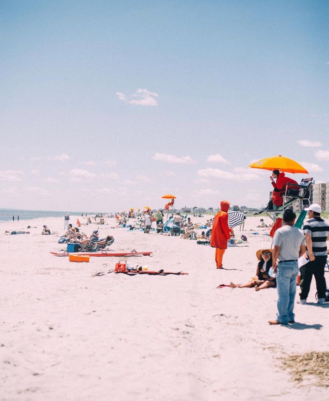Durante el verano pasado, la ciudad contó con 1.082 socorristas distribuidos entre playas y piscinas públicas, la cifra más alta desde 2019 y un incremento del 23 % en nuevos reclutas respecto al año anterior. Foto: Instagram @
rockawaybeachny