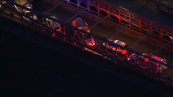 La policía de Nueva York mató a tiros a un hombre armado con un cuchillo en el puente de Brooklyn durante un operativo que duró cerca de una hora