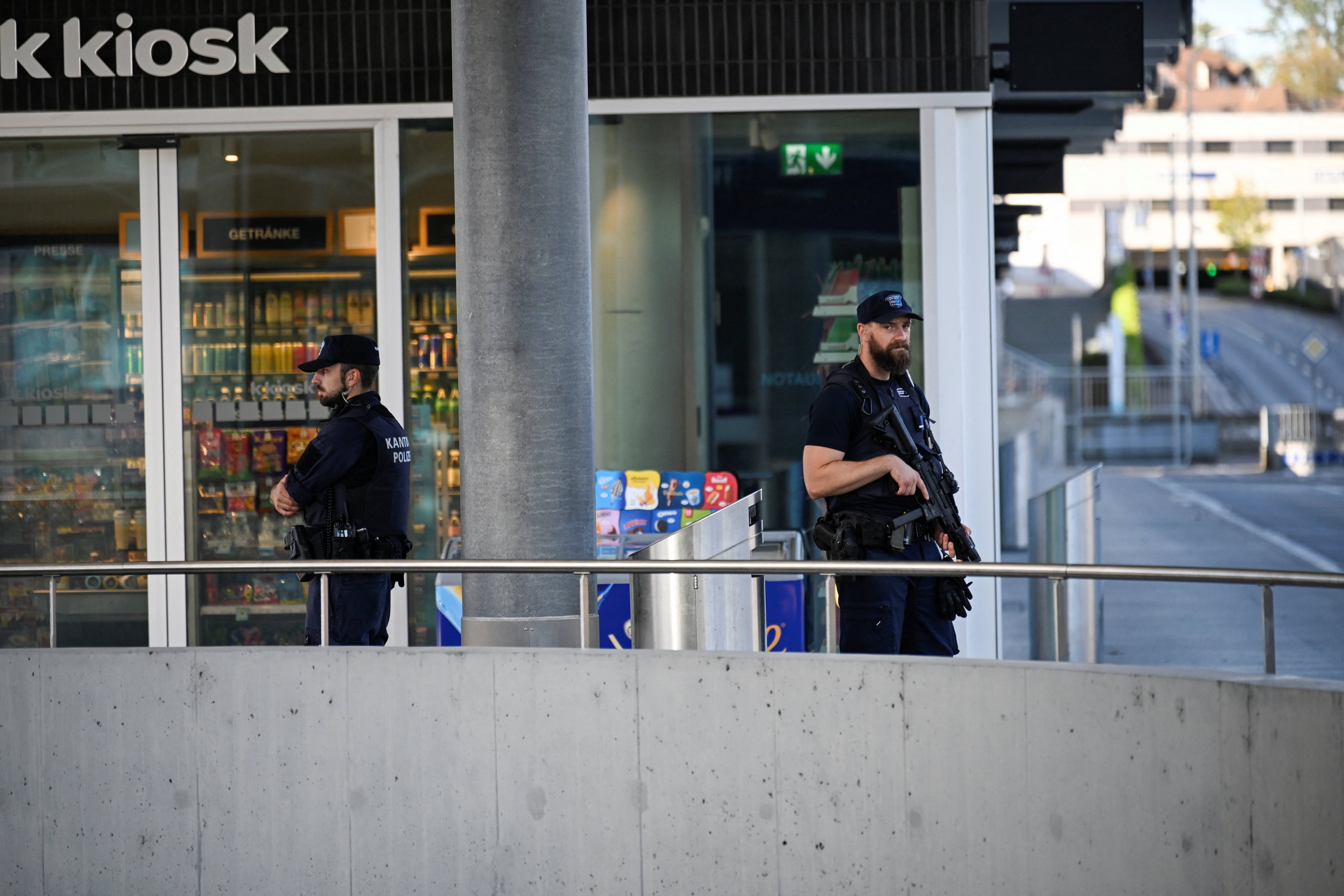 Agentes de policía se encuentran cerca del lugar del tiroteo, en una estación de tren en Aarau, Suiza (REUTERS/Romina Amato)