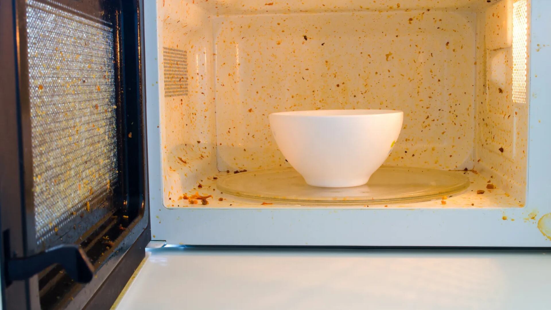 Si el microondas comienza a desprender mal olor o se nota suciedad en las paredes o el plato giratorio, debe limpiarse de inmediato (iStock)