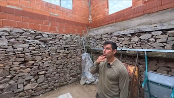 Virgilio enseña su cabaña en plena montaña asturiana (Hilu_aventura)
