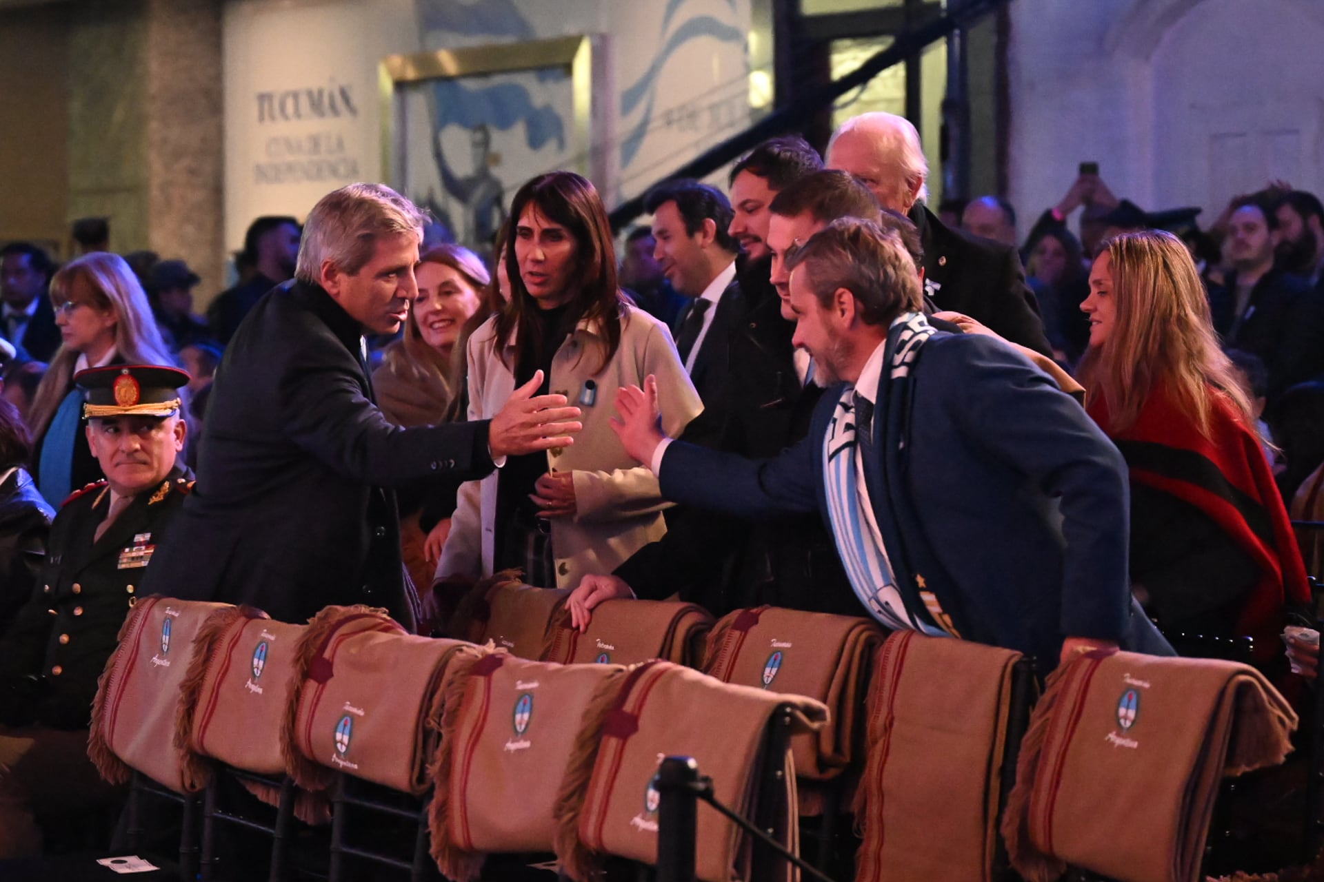 El ministro de Economía, Luis “Toto” Caputo, saludando al gobernador de Entre Ríos, Rogelio Frigerio (Nicolas Nuñez)