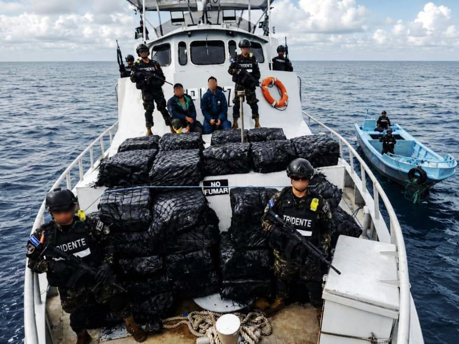 La Persecución: JIATF-S coordinó rápidamente con los socios. La Armada Ecuatoriana inició una persecución en caliente sobre el agua mientras la MPA mantenía vigilancia constante desde el cielo.