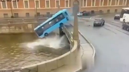 El momento en que cae un autobús al río desde un puente: al menos tres muertos en San Petersburgo