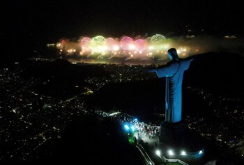 Los fuegos artificiales iluminan la