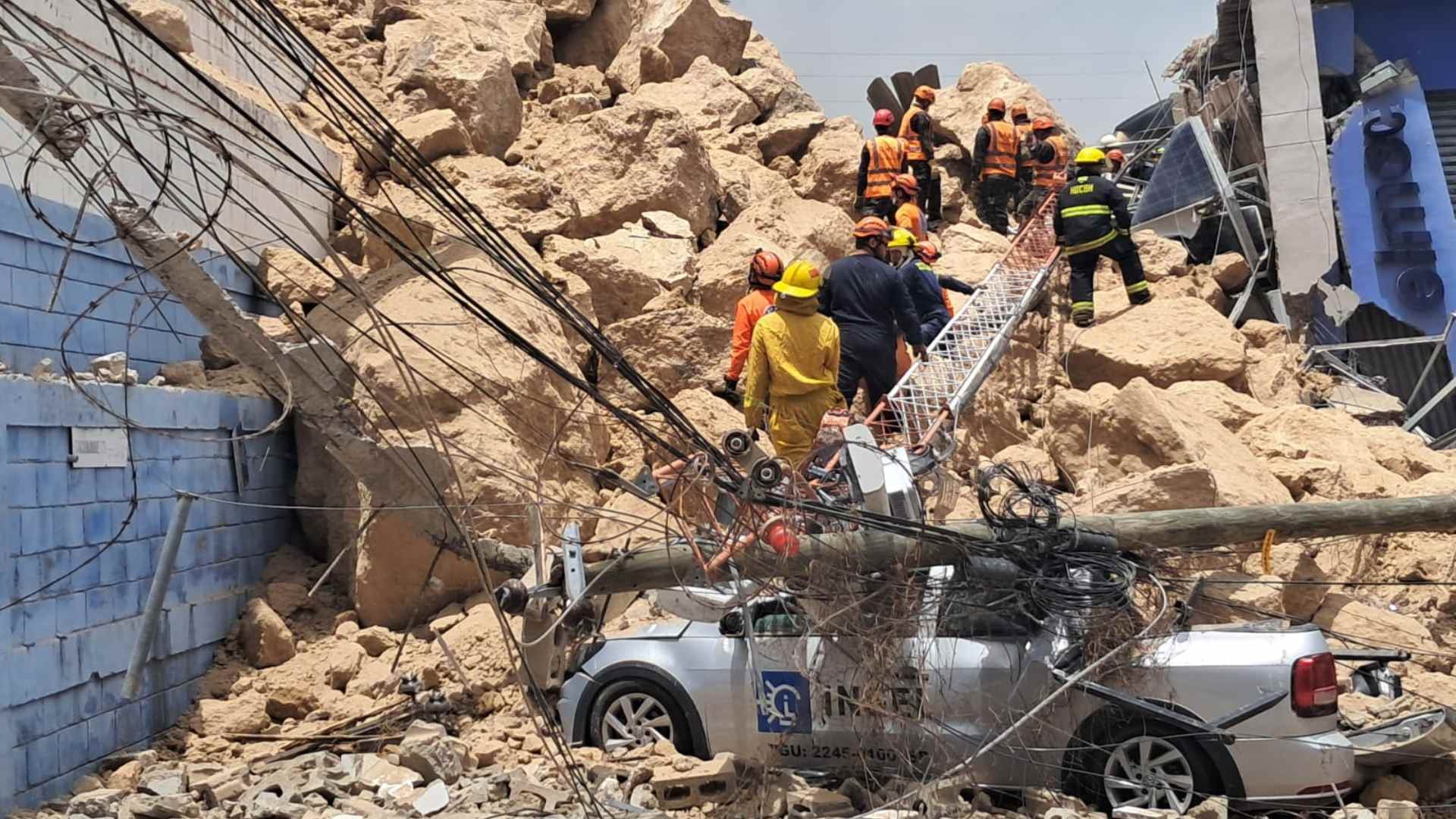 Tres personas murieron tras el derrumbe en Tegucigalpa. (FOTO: Once Noticias)