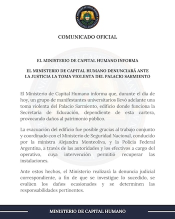 Imagen complementaria de Estudiantes universitarios realizaron una sentada en el Palacio Pizzurno para pedir por la Ley de Financiamiento y fueron desalojados