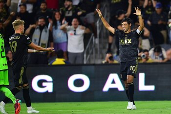 Vela colaboró con dos goles en la goleada de 7 a 1 al Juárez FC.