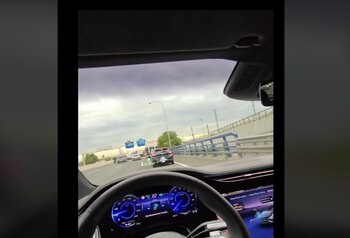 Ángel Gaitán desde el interior de su nuevo Mercedes (TikTok)