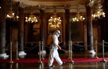 Un trabajador usa un traje