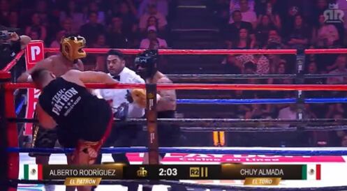 Chuy Almada tomó la ventaja en el segundo round y provocó la reacción del staff de El Patrón, lo que llevó a la suspensión de la pelea a dos minutos del cierre. (Captura de pantalla Ring Royale)
