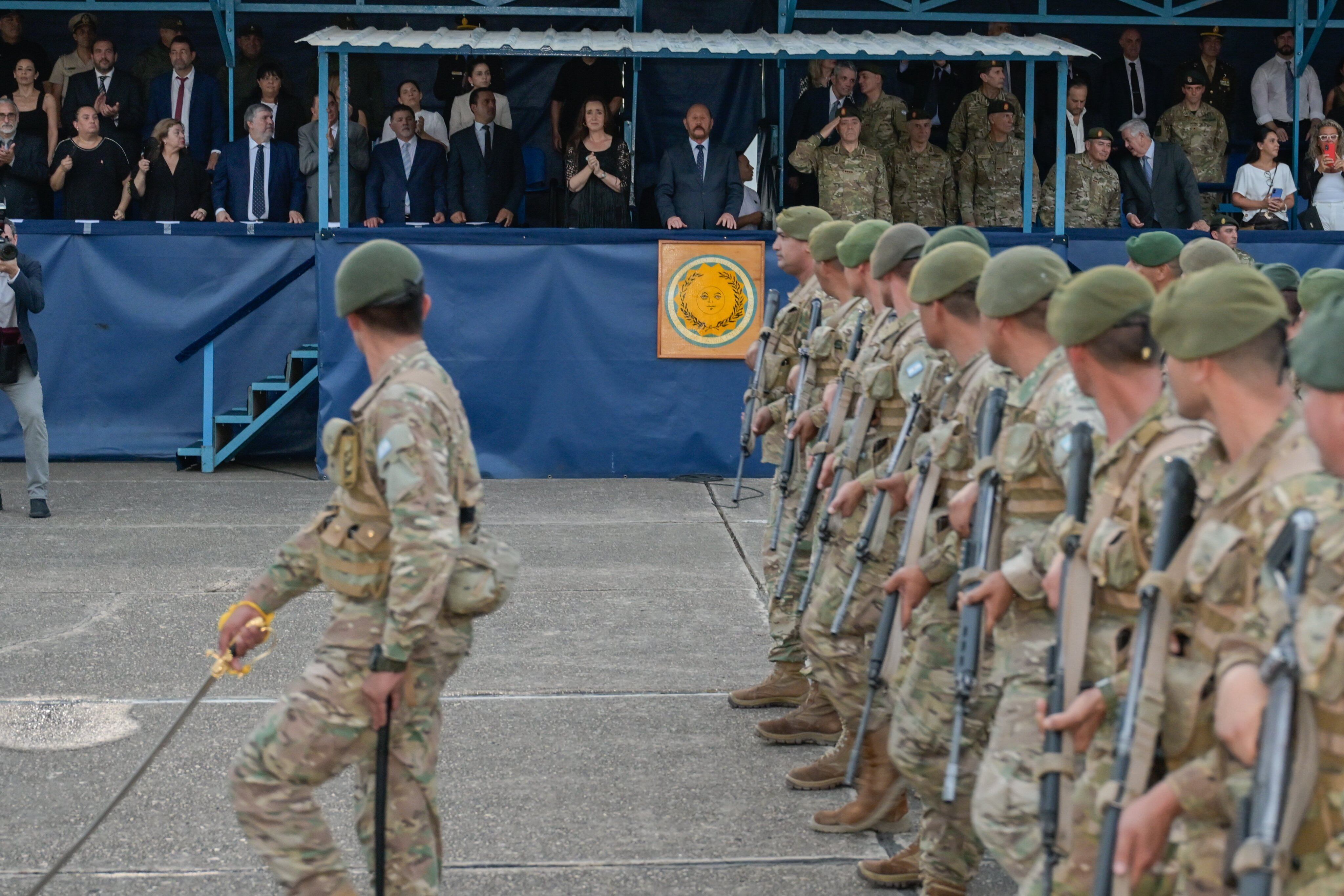La conmemoración reunió a autoridades nacionales y provinciales, familiares de los caídos y exsoldados veteranos en la Plaza de Armas de la Victoria (Foto: X @insfran_gildo)