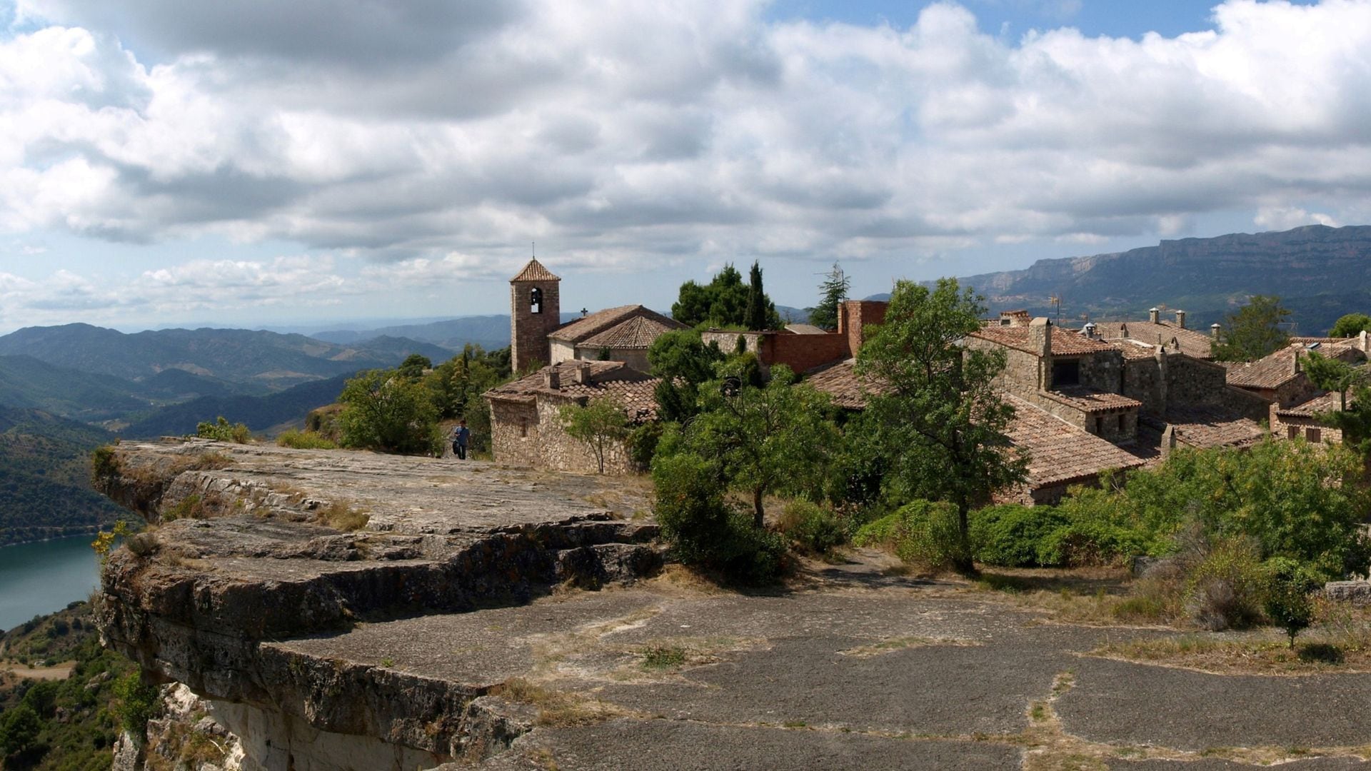 La localidad de Siurana, en la comarca del Priorat, se erige sobre una majestuosa piedra caliza. (Wikimedia Commons)