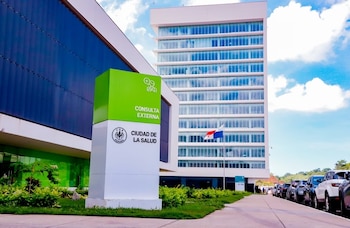 La menor continúa internada en la Ciudad de la Salud, donde el equipo médico atiende la lesión intestinal provocada por el disparo. (Eco)