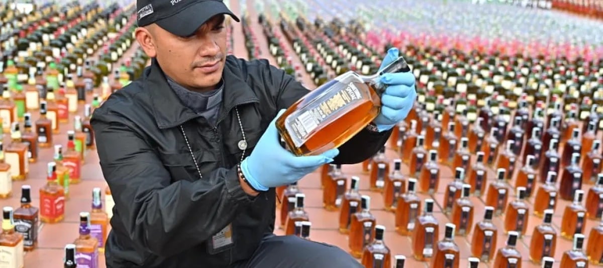 El operativo se desarrolló mediante 11 diligencias de allanamiento en dos centros comerciales de la localidad de Los Mártires -Gobernación de Cundinamarca