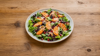 La ensalada de otoño perfecta con persimón y granada: una receta que combina sabores y se prepara en 15 minutos