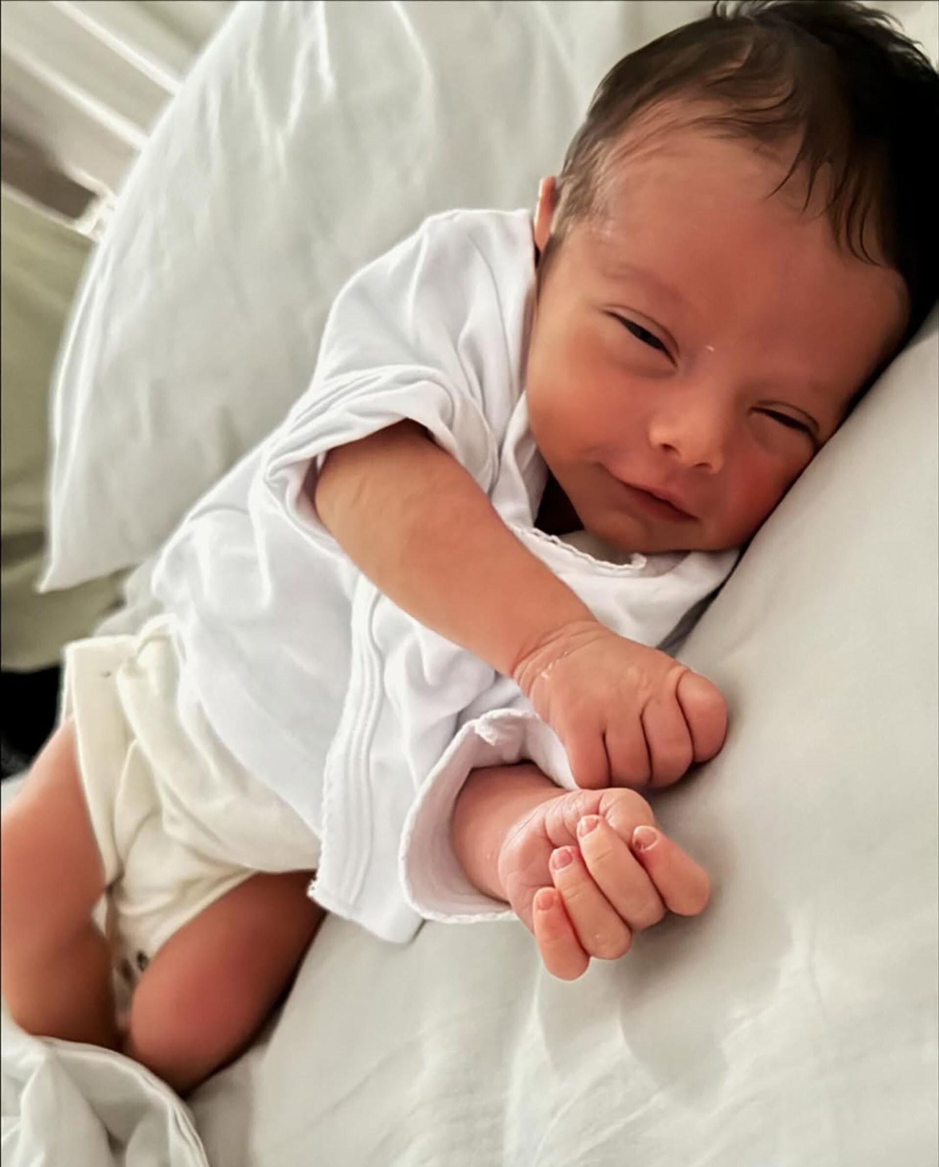 El pequeño Rafael sonriendo en medio de su siesta