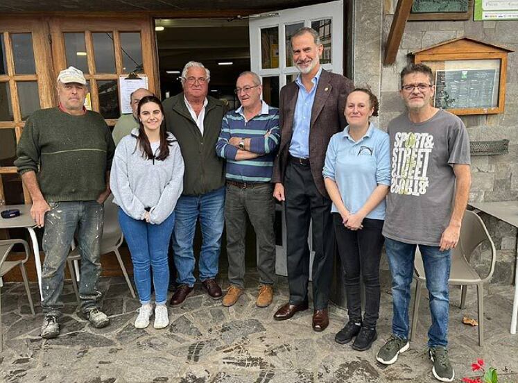 Felipe VI posa con el personal del restaurante donde hicieron una parada inesperada antes de llegar al Pueblo Ejemplar de Asturias. (Redes sociales)