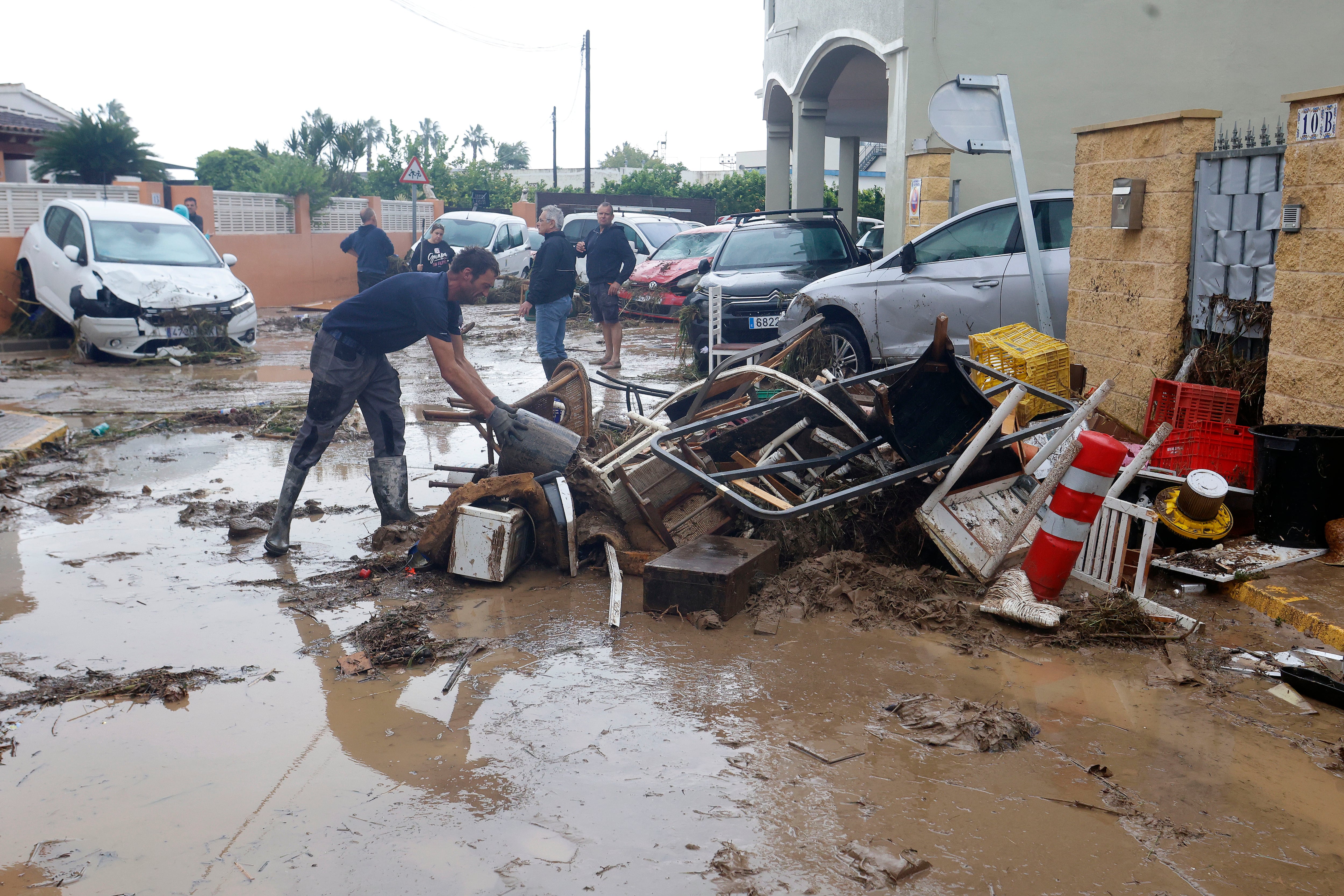 Los destrozos provocados por las inundaciones a consecuencia del paso de la DANA Adam en la localidad alicantina de Els Poblets. (Morell/EFE)