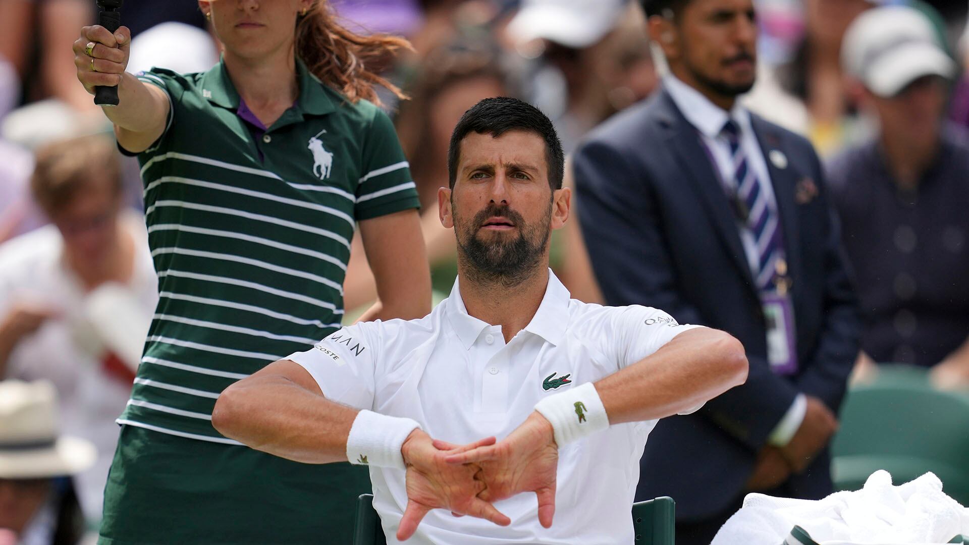Otro de los ejercicios que realizó Djokovic (AP Photo/Kin Cheung)