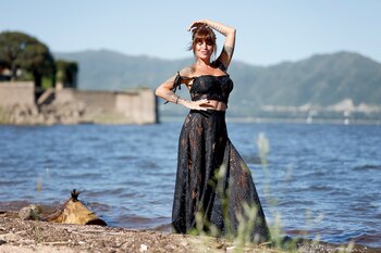 Flor Peña con el lago