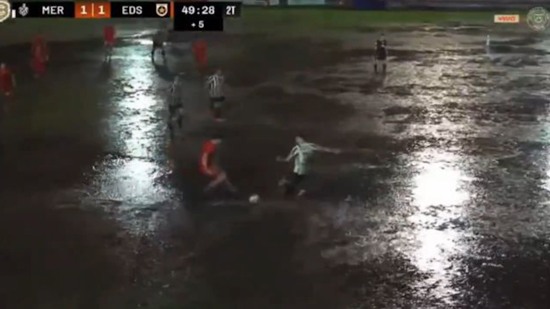 Fútbol de ascenso bajo el agua: las exóticas imágenes del partido de Primera C que se jugó en pleno temporal