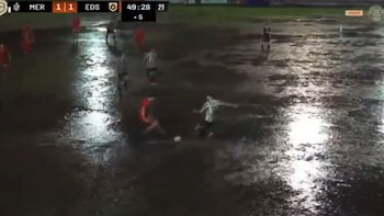Fútbol de ascenso bajo el agua: las exóticas imágenes del partido de Primera C que se jugó en pleno temporal