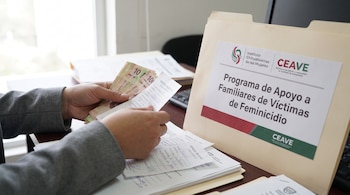 Manos organizan billetes mexicanos de 10 pesos y recibos escolares. Un folder contiene la etiqueta 'Programa de Apoyo a Familiares de Víctimas de Feminicidio' con logos.