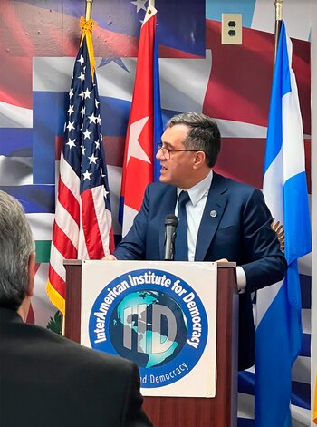 El diputado Alejandro Finocchiaro, invitado