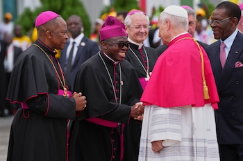 El papa visita una prisión en Guinea Ecuatorial tras deportaciones de migrantes en EEUU