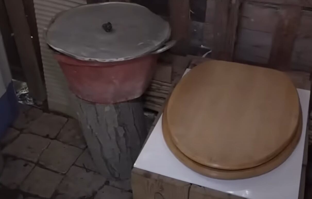 La propiedad carece de agua corriente, electricidad de red y baño interior. (Rai TG3/Captura de pantalla/)