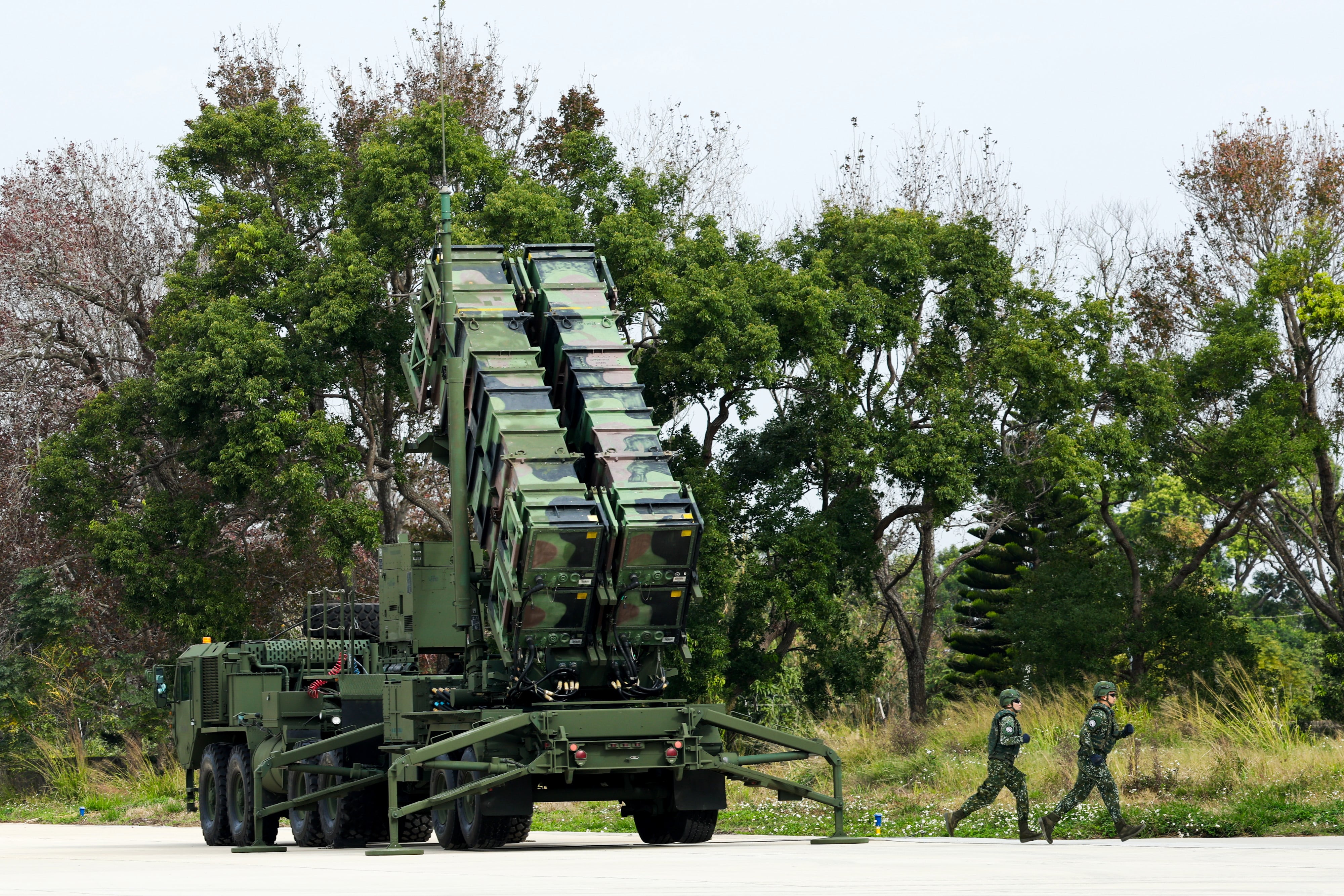 Personal militar taiwanés corre cerca de un lanzador de misiles Patriot Advanced Capability-2 (PAC-2) (EFE/EPA/RITCHIE B. TONGO/Archivo)