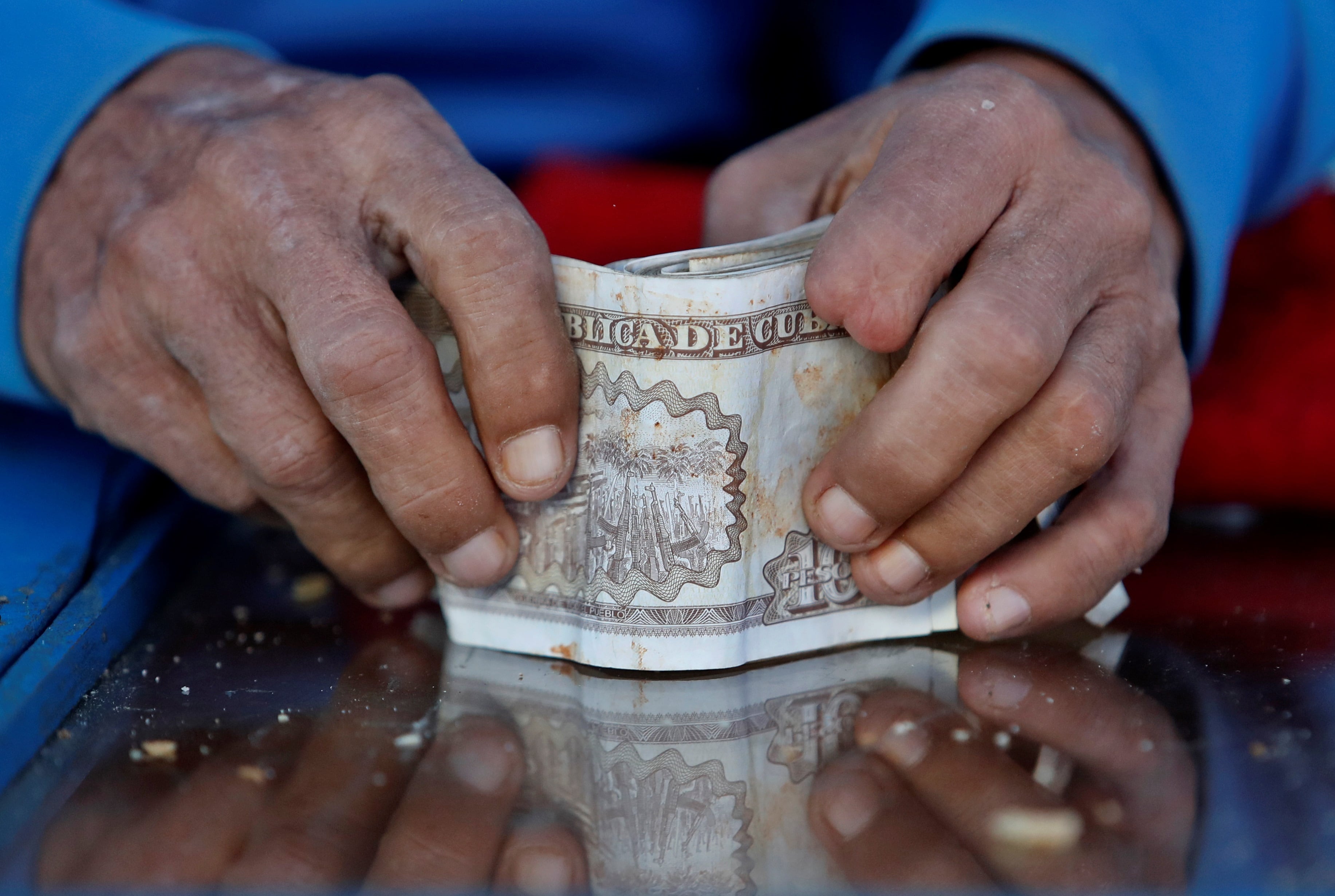 La depreciación del peso cubano se vinculó con la crisis económica de Cuba, que acumuló una caída del 15% del PIB entre 2020 y 2025. (EFE/Yander Zamora)