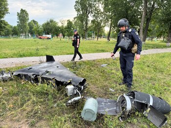 Un agente de policía inspecciona