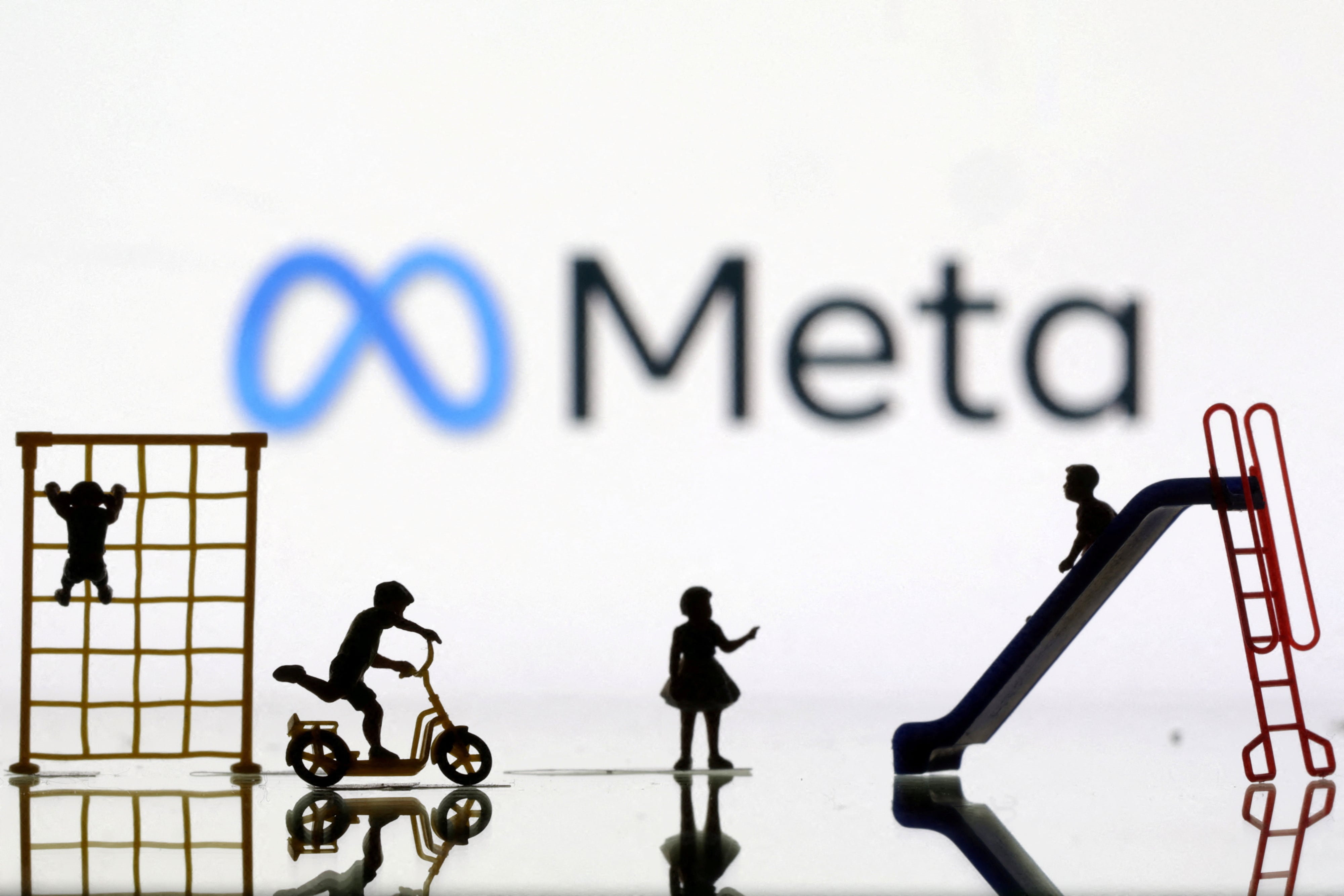 Meta reforzará la verificación de edad, ampliará la protección contra contactos adultos no deseados y responderá al 90% de los reportes de adolescentes en menos de seis horas. (REUTERS/Dado Ruvic/Illustration/File Photo)